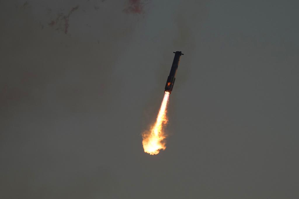 SpaceX星艦第5次發射 發射塔「筷子」成功回收推進器。(美聯社)