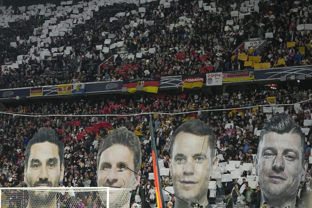 歐國聯|德國球迷送別退出國家隊的根度簡、梅拿、紐亞及卻奧斯。(美聯社)