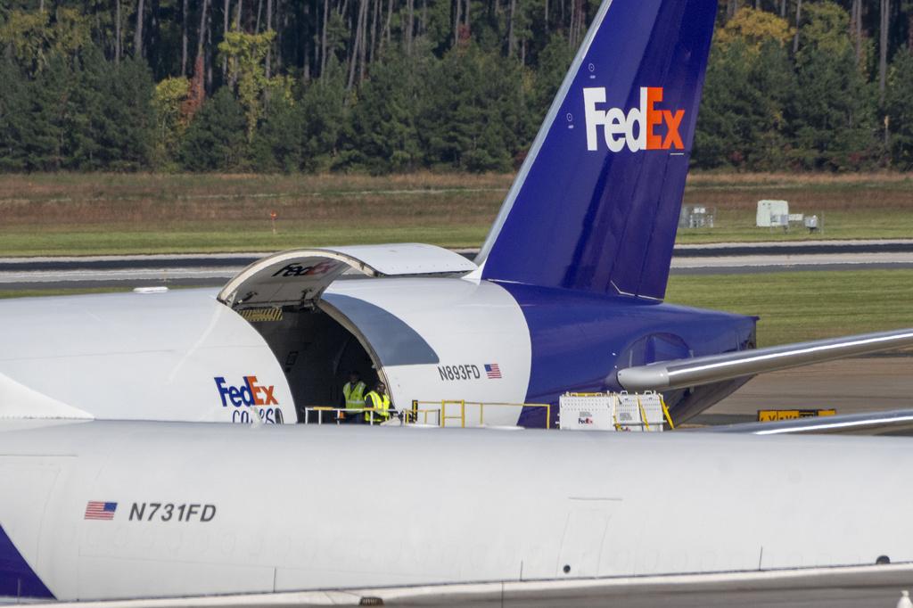 大熊貓「寶力」及「青寶」的專機飛抵美國。(美聯社)