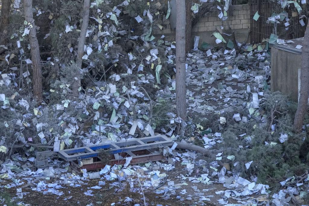 以軍周日晚空襲貝魯特南郊的真主黨據點,造成重大破壞,真主黨文件四散。(美聯社)