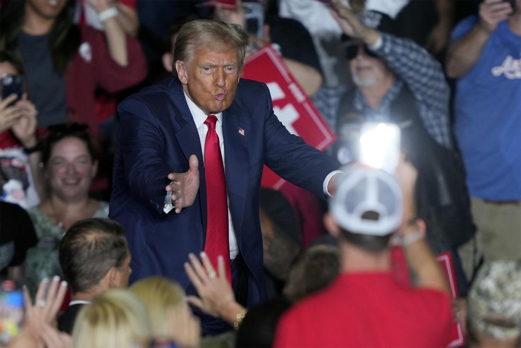 特朗普周二到北卡羅來納州拉票,與支持者互動。(美聯社)