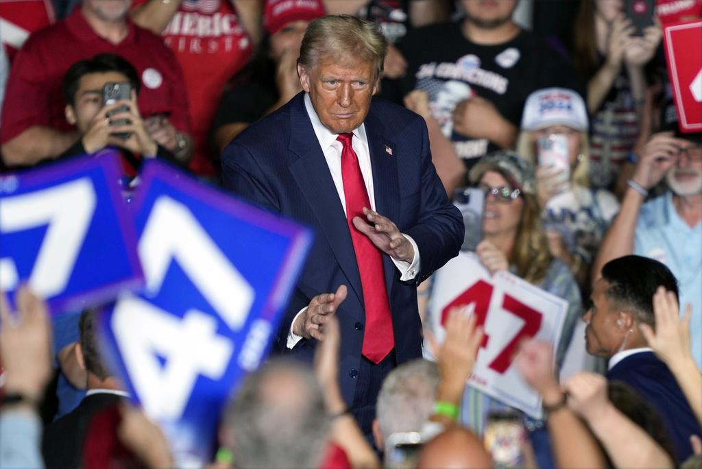 特朗普周二到北卡羅來納州拉票,與支持者互動。(美聯社)