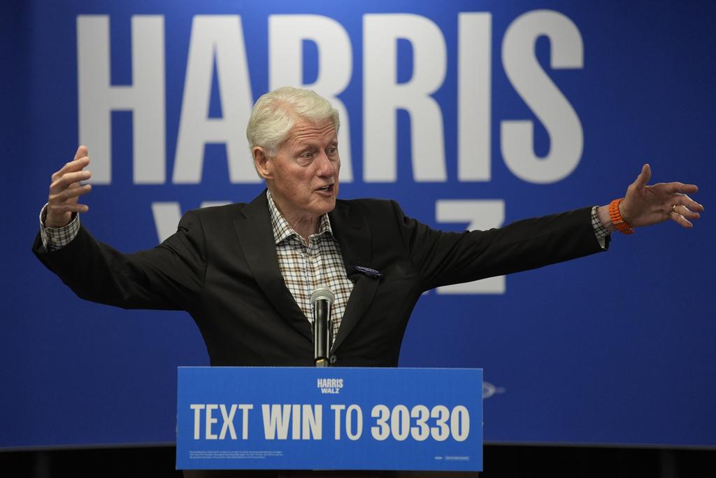 前總統克林頓周二在拉斯維加斯為賀錦麗助選。(美聯社)