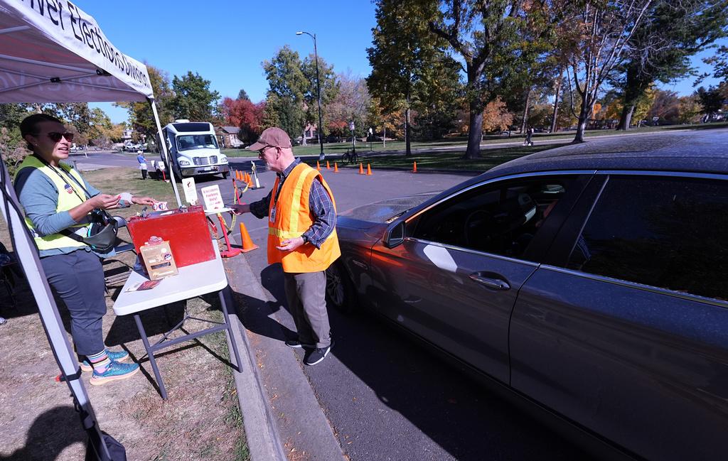 科羅拉多州選民提前投票,丹佛市選民把選票投入路邊票箱。(資料圖片)