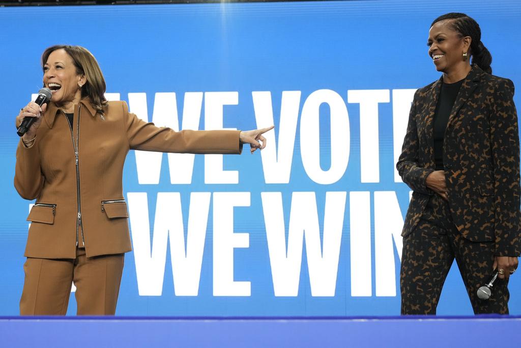 米歇爾周六到密歇根州為賀錦麗站台,兩人輕鬆互動。(美聯社)