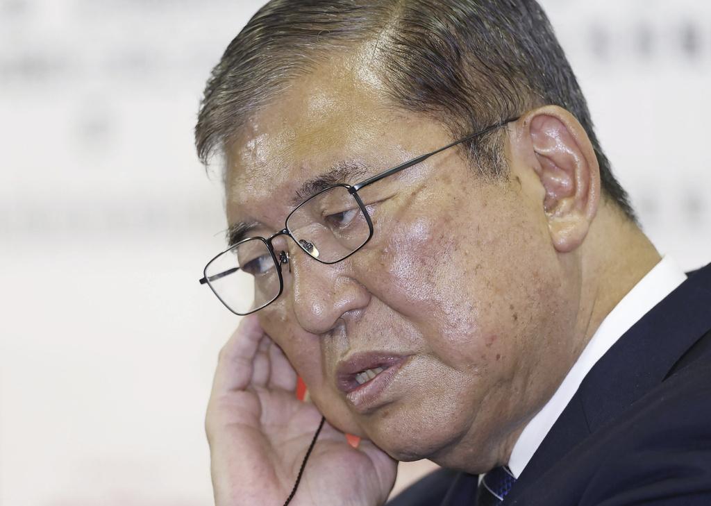 石破茂領導的自民黨與公明黨執政聯盟在眾議院選舉中慘敗,但他拒絕辭任首相。(資料圖片)