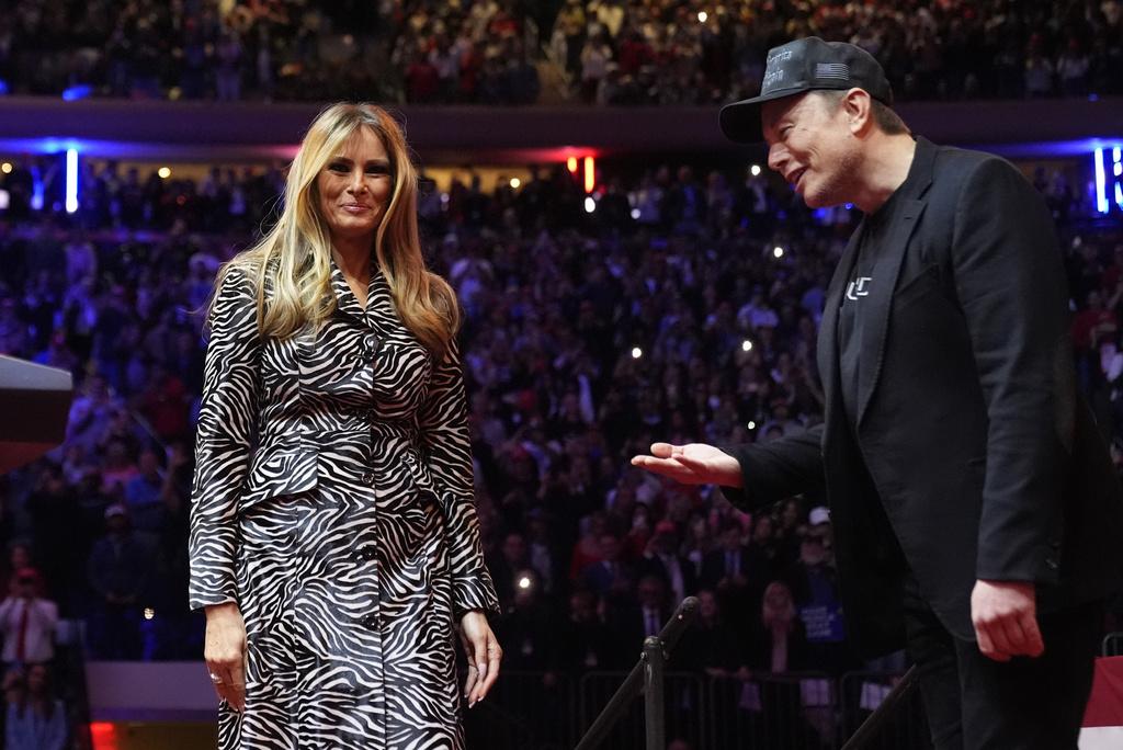 馬斯克周日出席特朗普在紐約舉行的造勢集會,台下與特朗普妻子梅拉尼婭交談。(資料圖片)