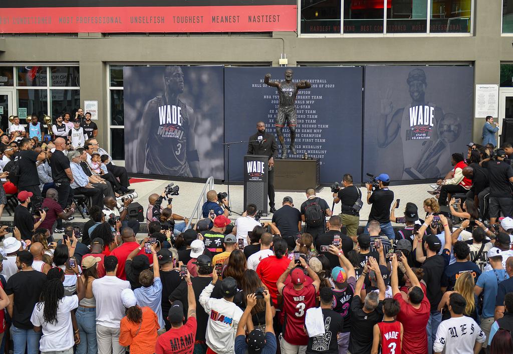 韋迪(Dwyane Wade)為穿起熱火3號球衣的雕像揭幕。(美聯社)