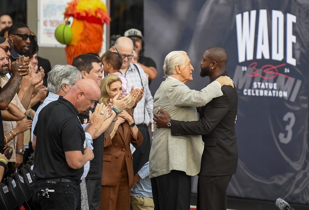 韋迪(Dwyane Wade)獲熱火主席萊利(Pat Riley)到場致敬。(美聯社)