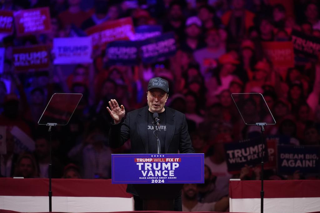 馬斯克周日出席特朗普在紐約舉行的造勢集會,上台發言。(資料圖片)