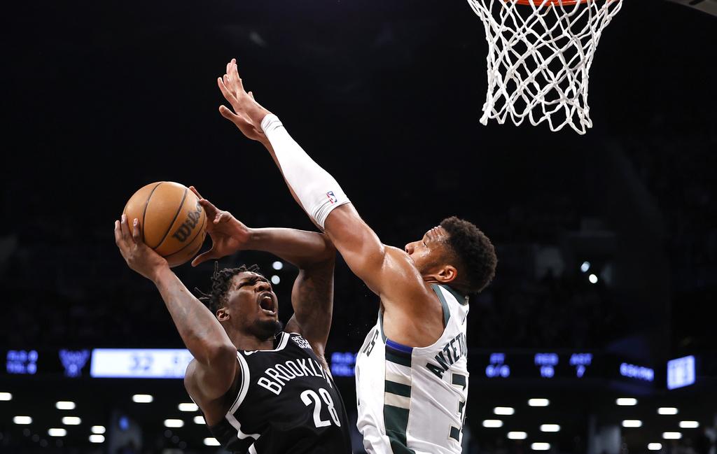 籃網主場以115:102擊敗公鹿。(美聯社)