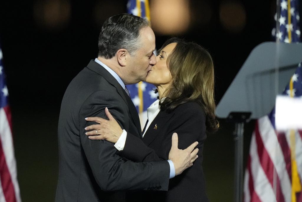 賀錦麗周二在華盛頓造勢集會上與丈夫任德龍親吻。(美聯社)