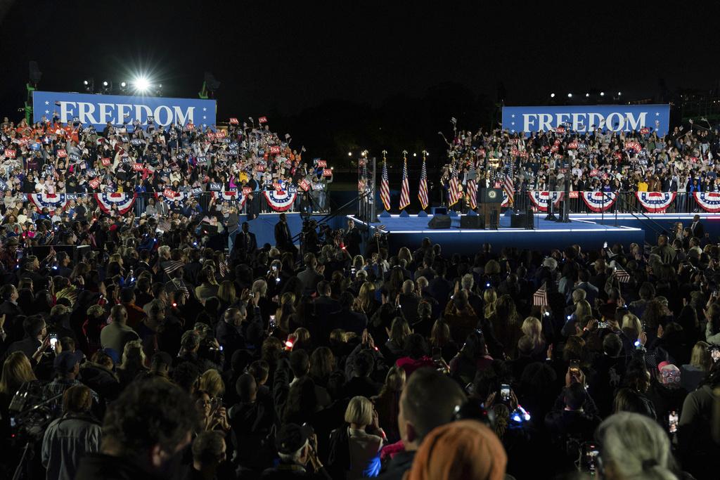 賀錦麗競選團隊估計逾7.5萬人參加集會。(美聯社)