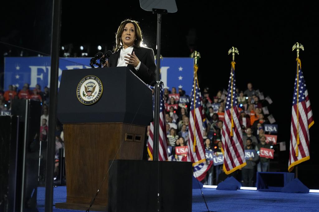 賀錦麗在集會上發表「總結選戰演說」,承諾一旦當選,首要工作是打擊通脹。(美聯社)