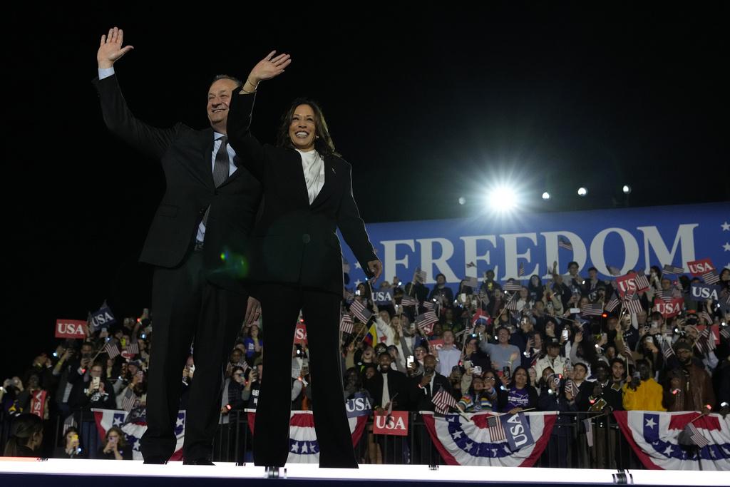 賀錦麗在白宮南側的「橢圓形草坪公園」舉行大型競選集會,丈夫任德龍站台。(美聯社)