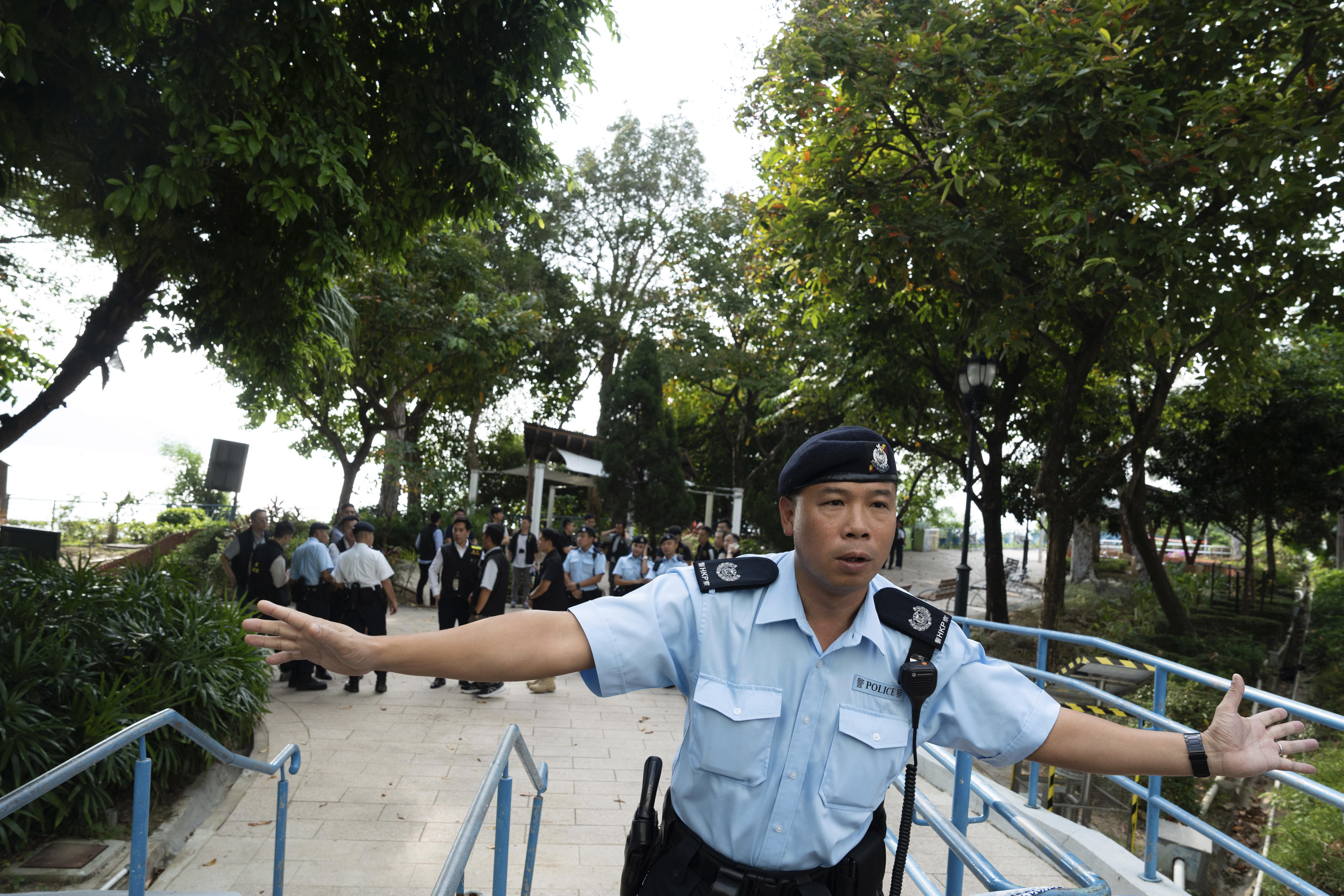 警方帶同英籍男疑犯到瀑布灣公園重組案情。(美聯社)