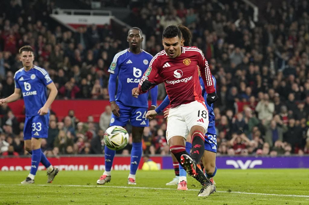 曼聯在雲尼斯達萊領軍下,在英格蘭聯賽16強以5︰2大勝李斯特城,卡斯米路梅開二度。(美聯社)