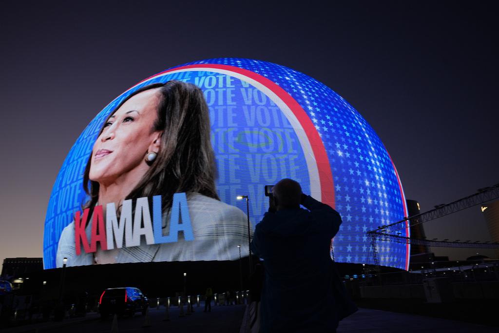 內華達州拉斯維加斯地標Sphere打出賀錦麗宣傳片。(美聯社)