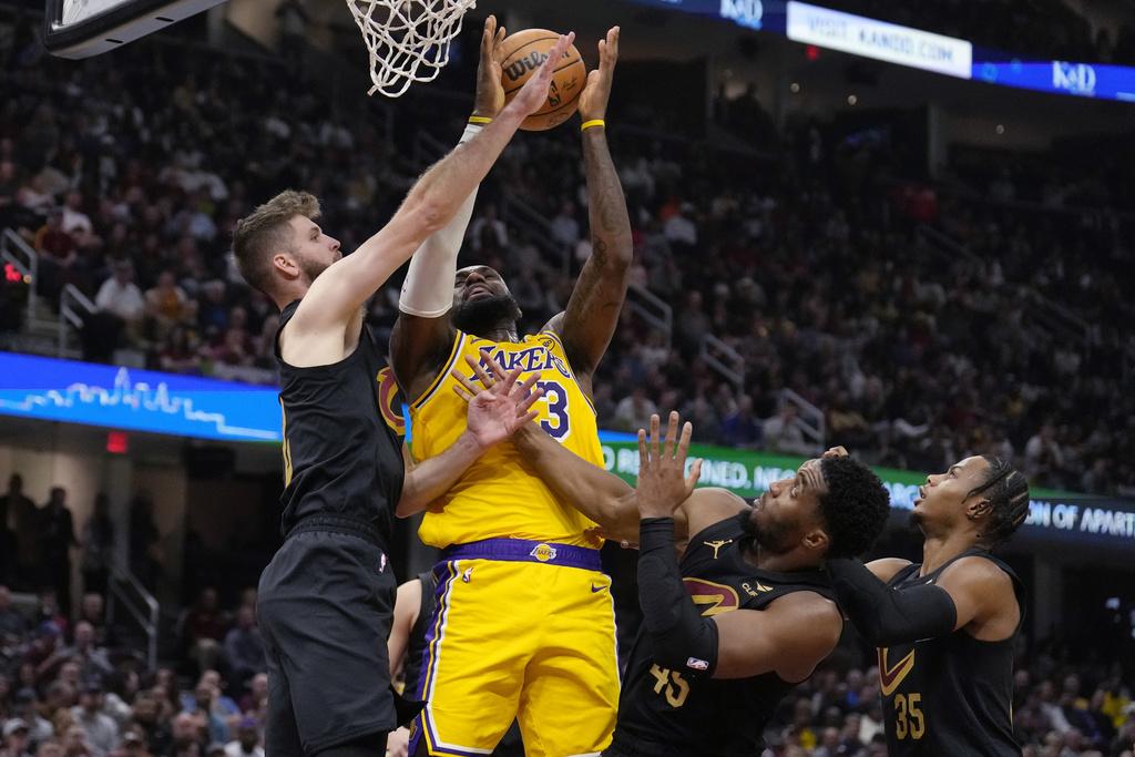 湖人110:134大敗給騎士。(美聯社)