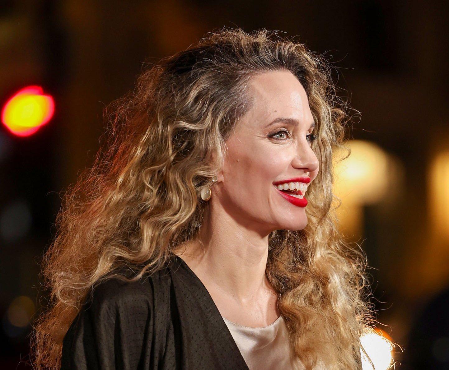 深褐色波浪大曲髮,搭配珍珠耳環鮮紅色唇妝,完美復刻Maria Callas的優雅氣質。