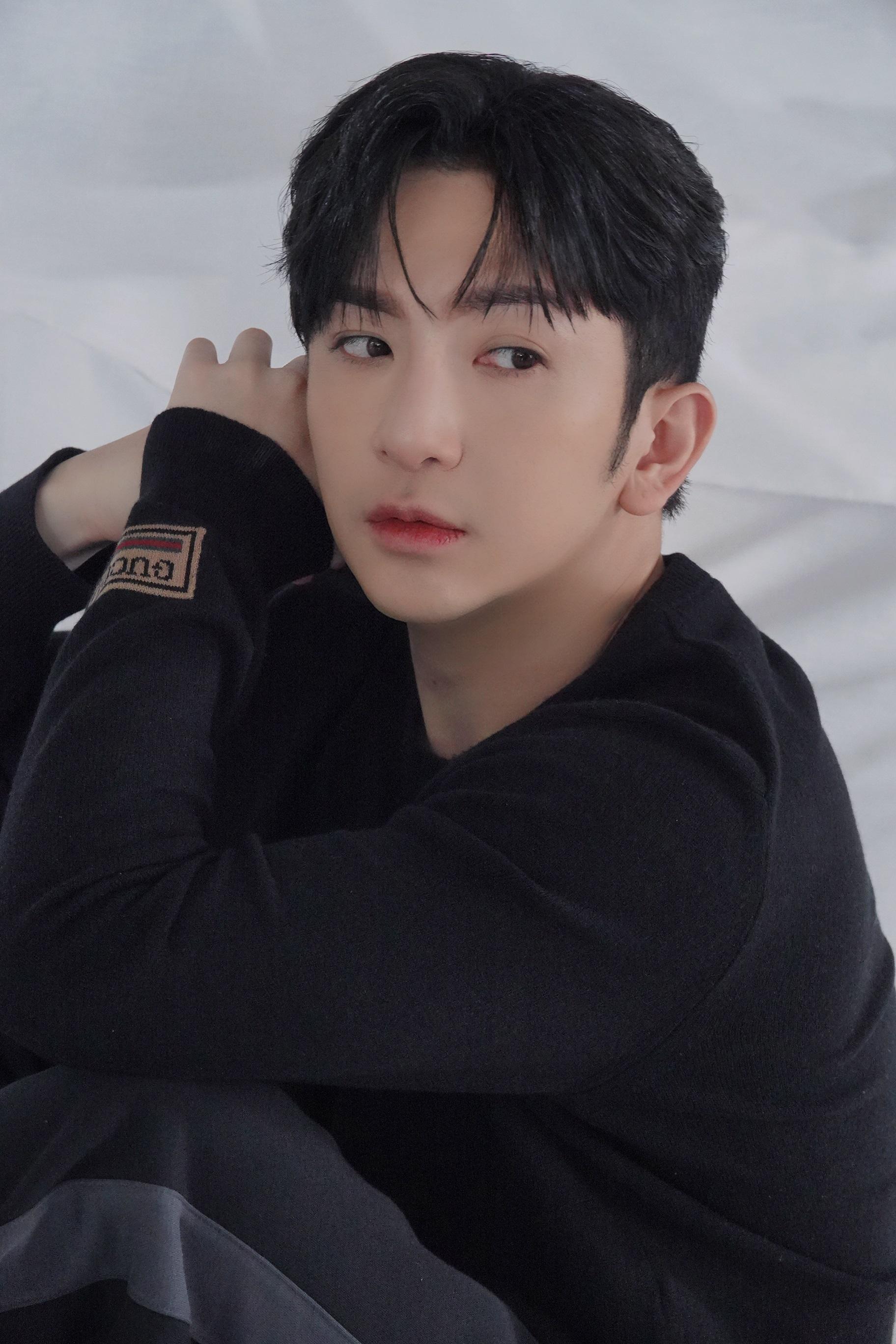 盧瀚霆Anson Lo於室內拍攝新歌《致我》MV,自爆經常陷入迷茫狀態。