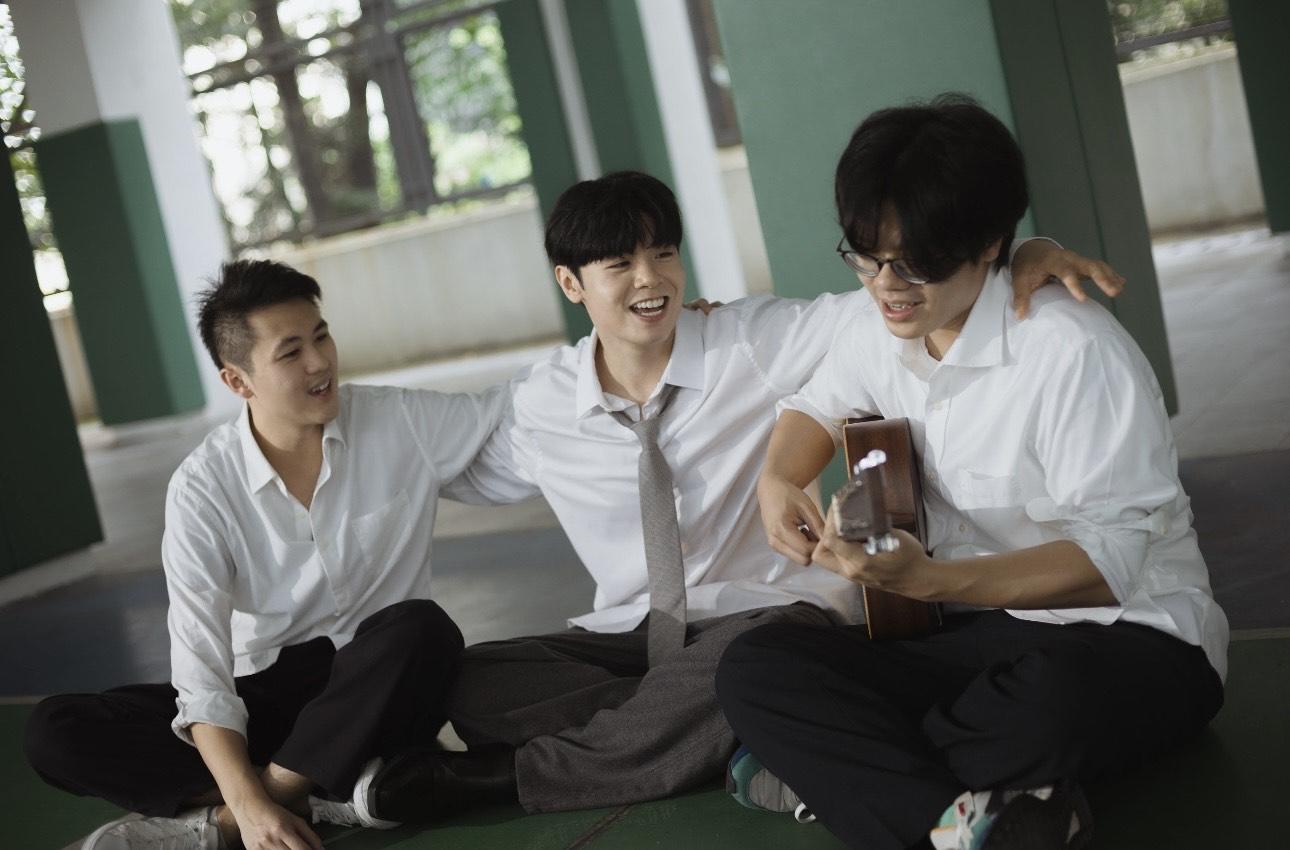 MV 更找來兩位Archie 的摯友客串。