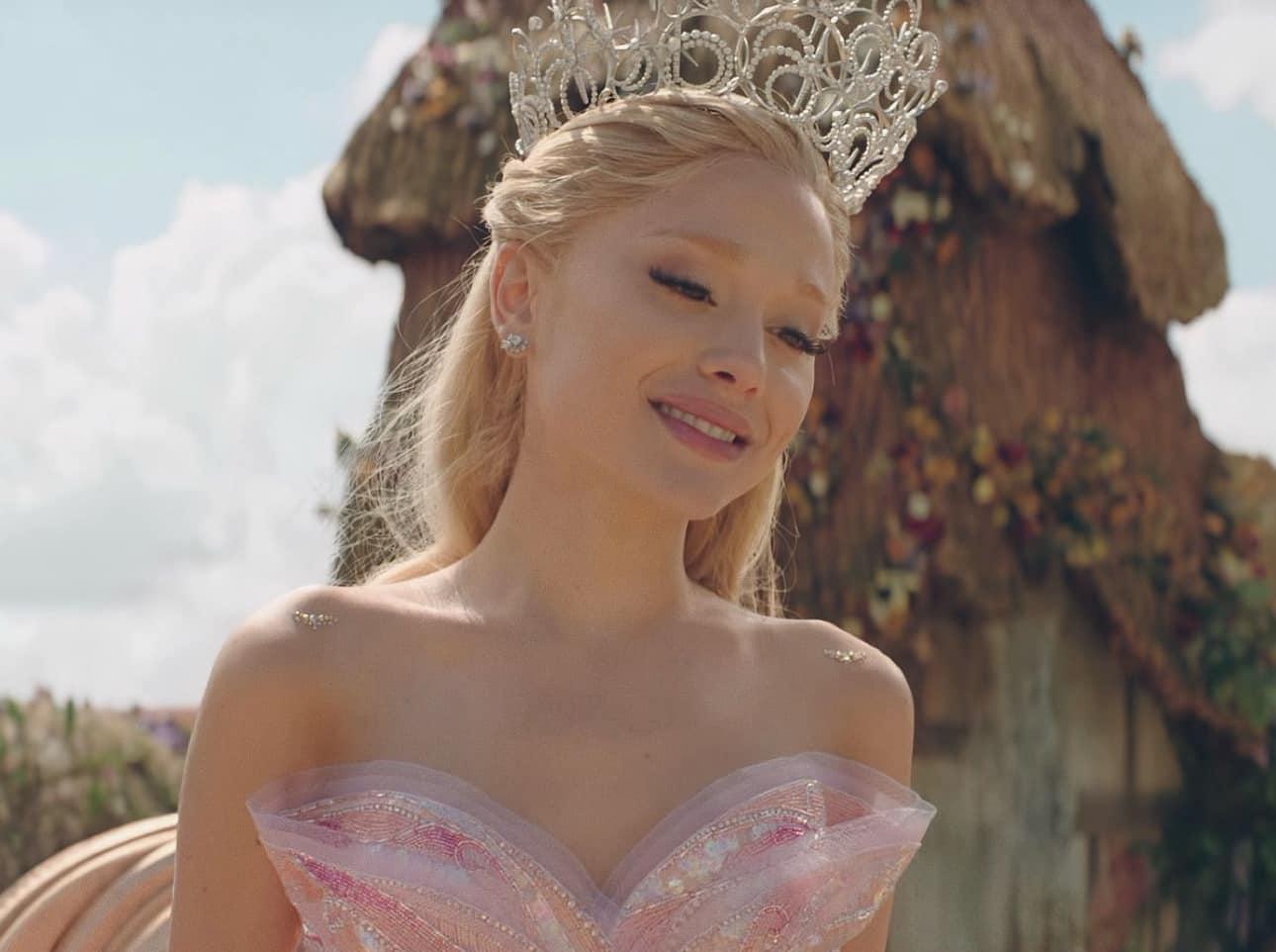 在節目中,Ariana Grande否認曾隆鼻及隆胸。