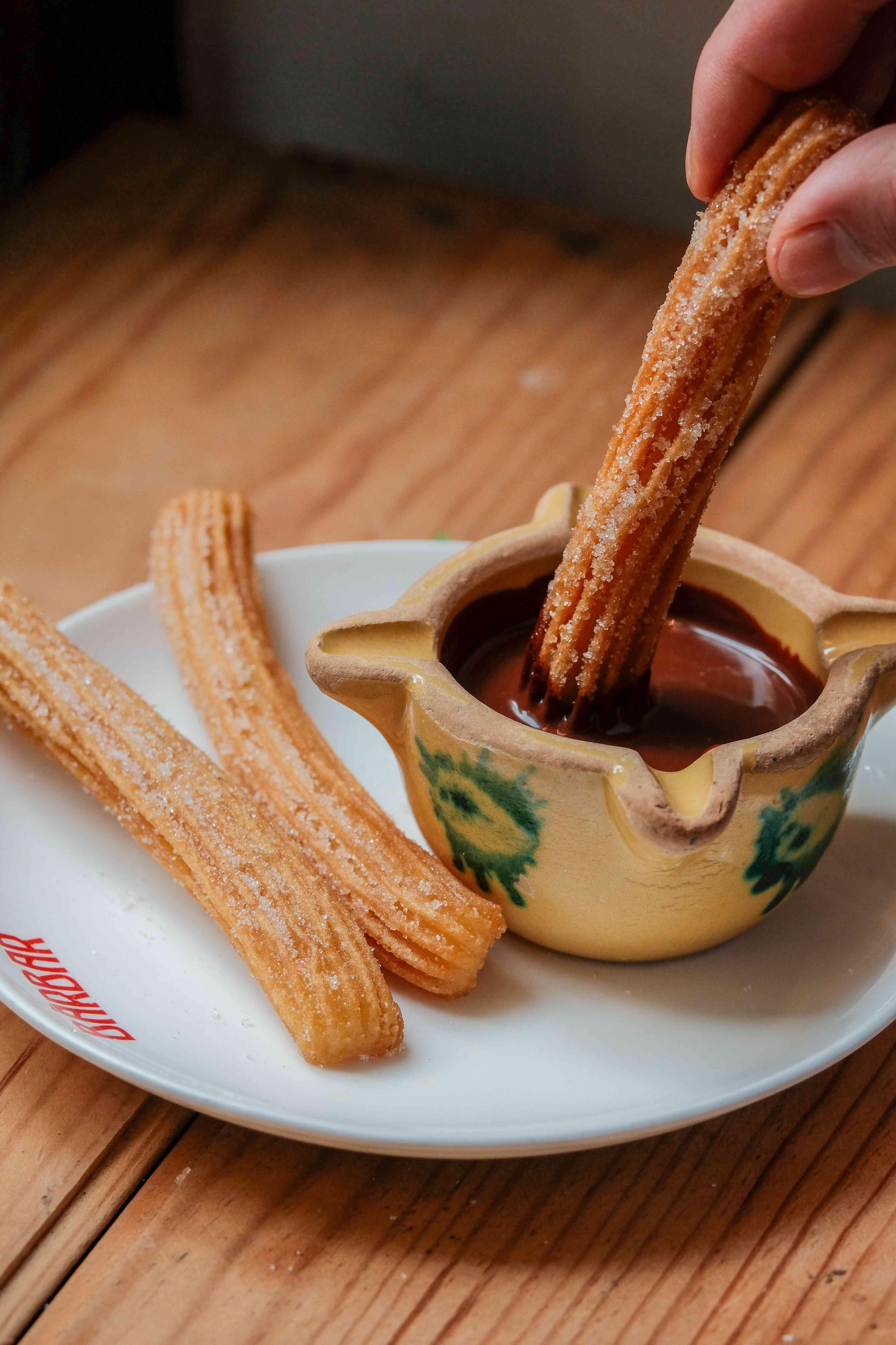 10月12日早上10時至11時,BÀRBAR免費送出西班牙油條Churros一份(3條)配朱古力醬。