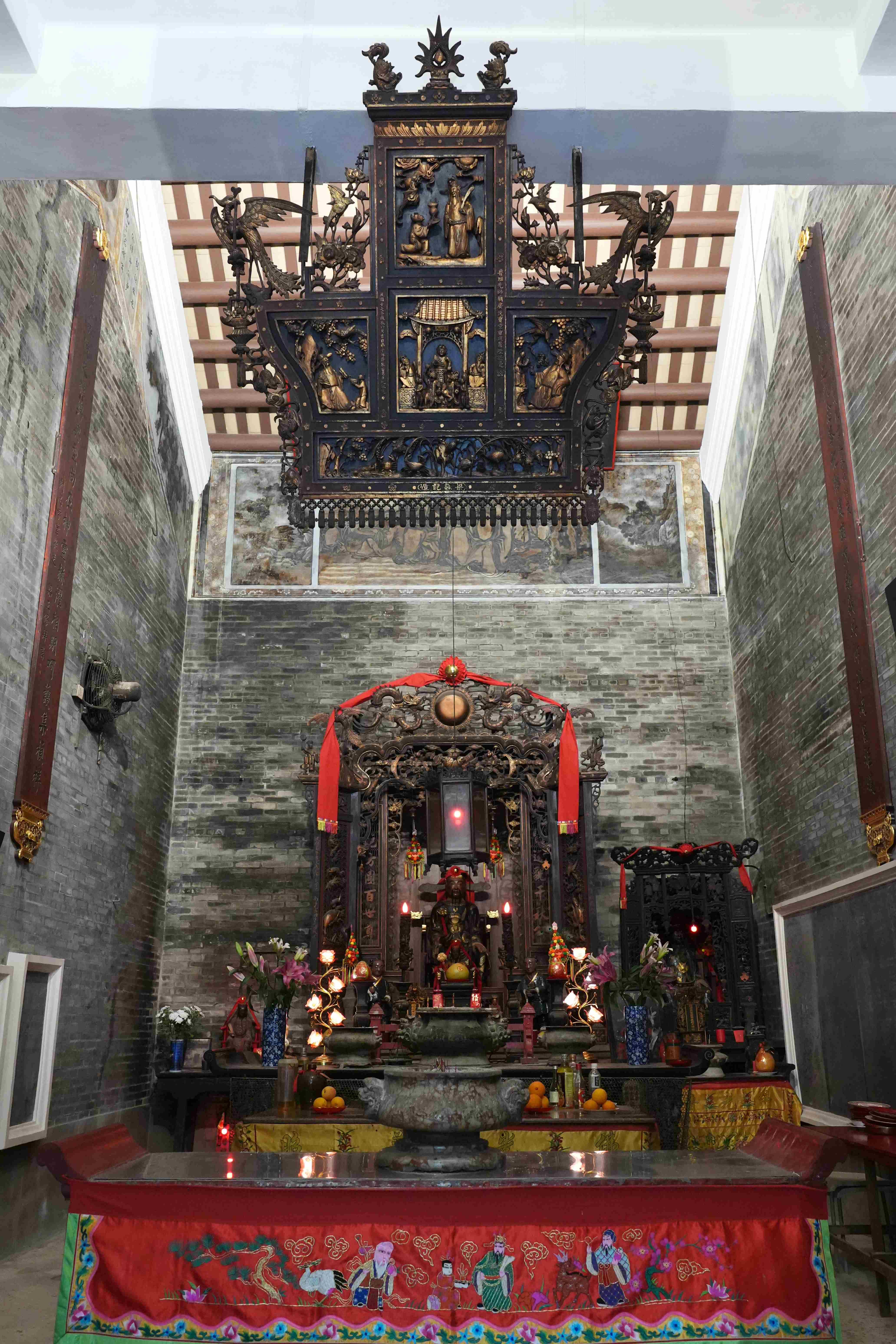 政府今日(十月十日)刊憲,根據《古物及古蹟條例》將位於堅尼地城的魯班先師廟列為法定古蹟。圖示廟內供奉魯班的神壇和木雕彩門。(政府新聞處)