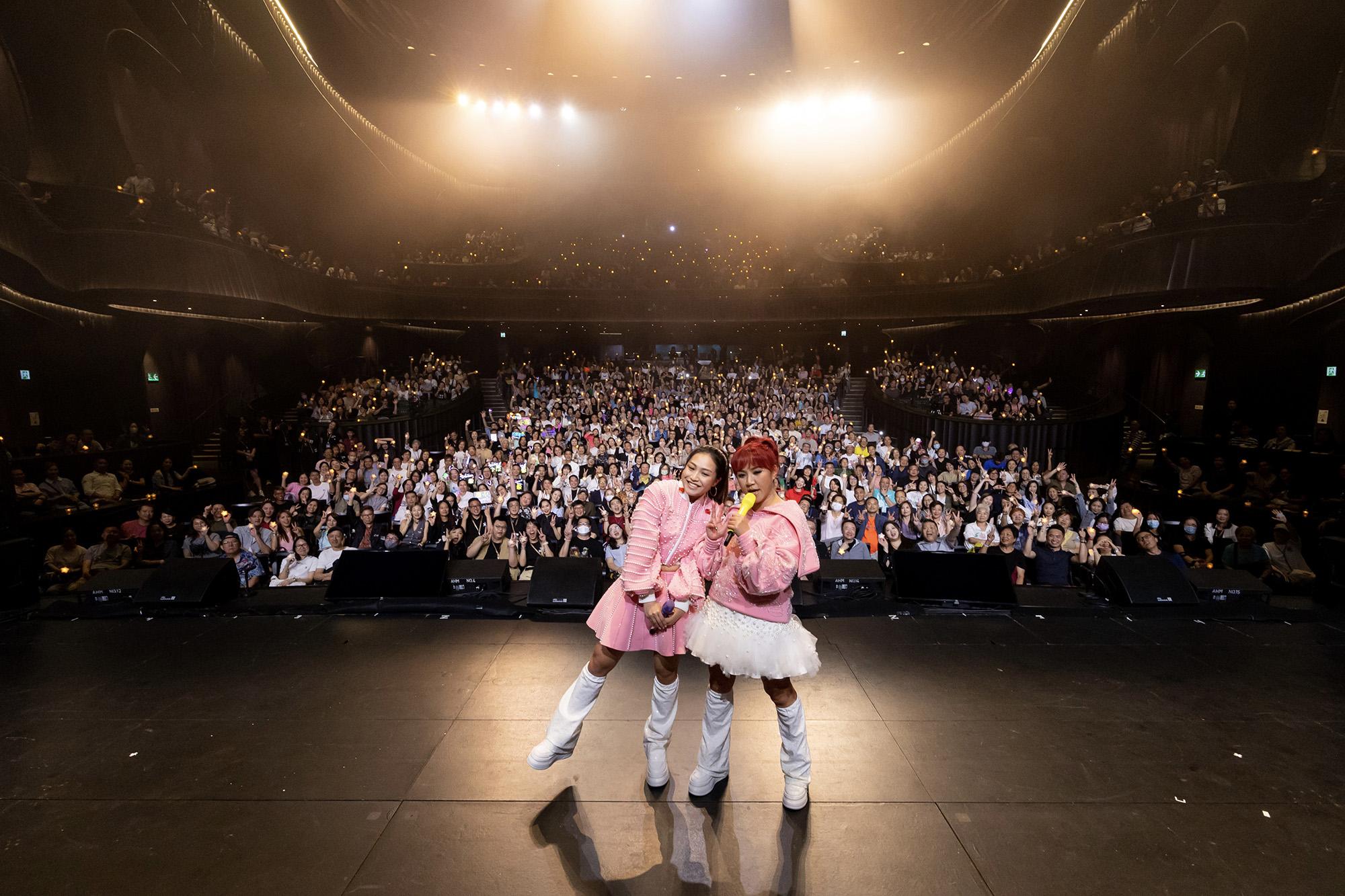 黎瑞恩和女兒Sheree以孖妹形象驚喜現身,伴隨超過20位舞蹈員,以啦啦隊服裝唱跳《心急人上》和《美少女戰士》。