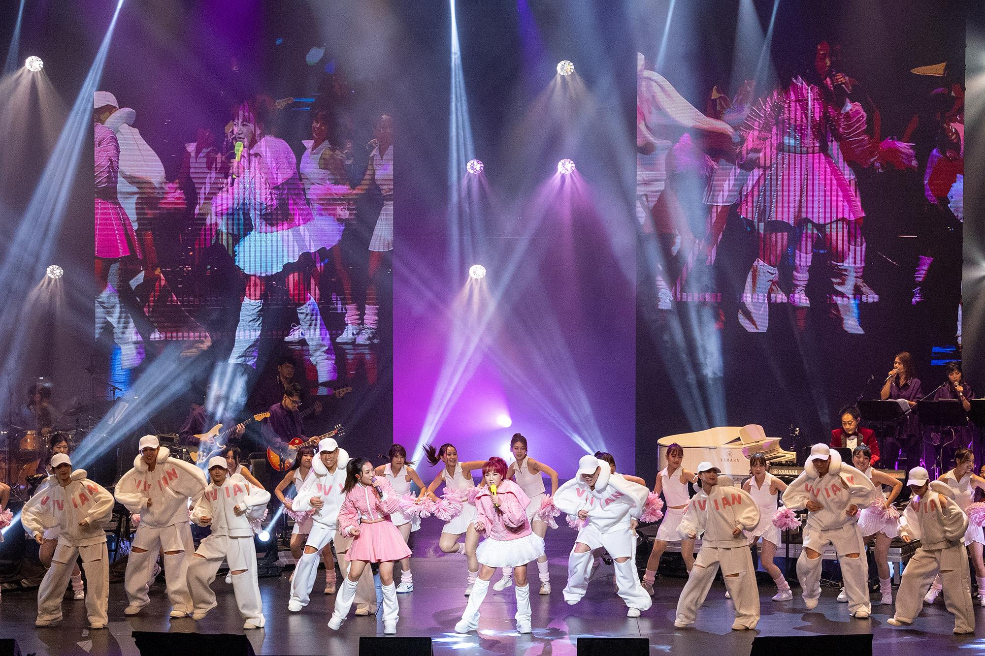 黎瑞恩和女兒Sheree以孖妹形象驚喜現身,伴隨超過20位舞蹈員,以啦啦隊服裝唱跳《心急人上》和《美少女戰士》。