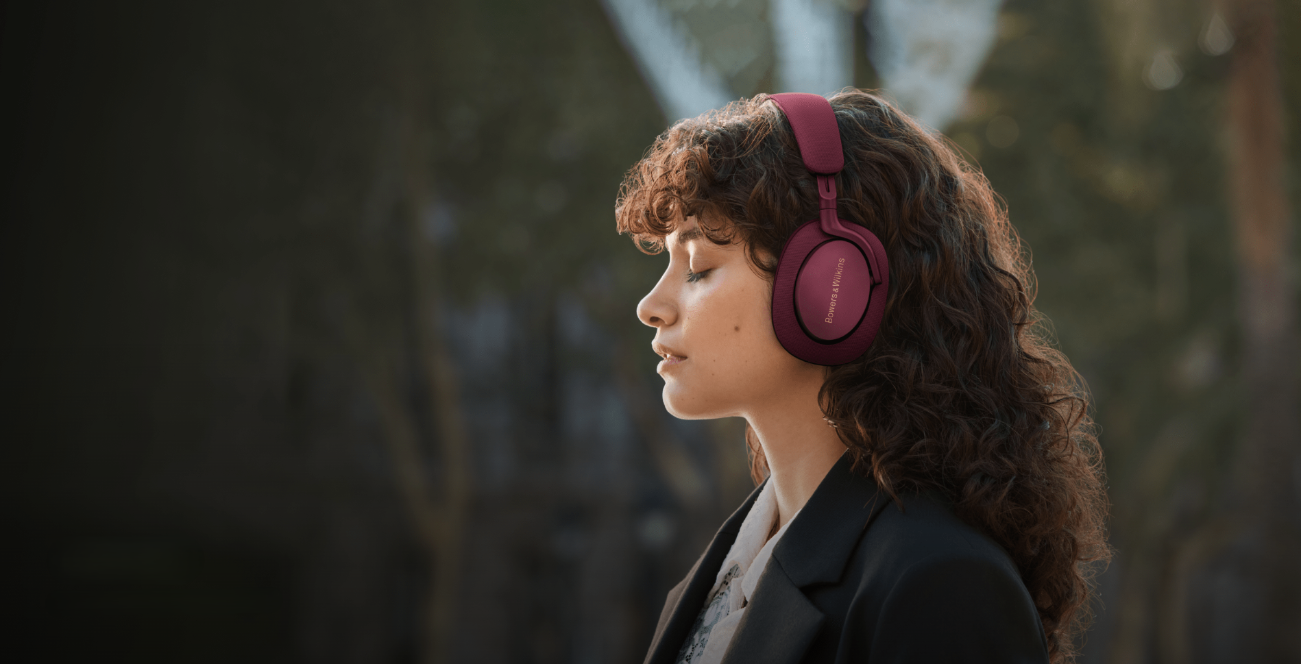 Bowers & Wilkins Px7 S2e定價較親民,深紅色市場少見。