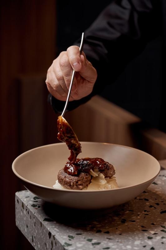 免治牛肉漢堡煎蛋飯淋上港人至愛的黑椒汁。