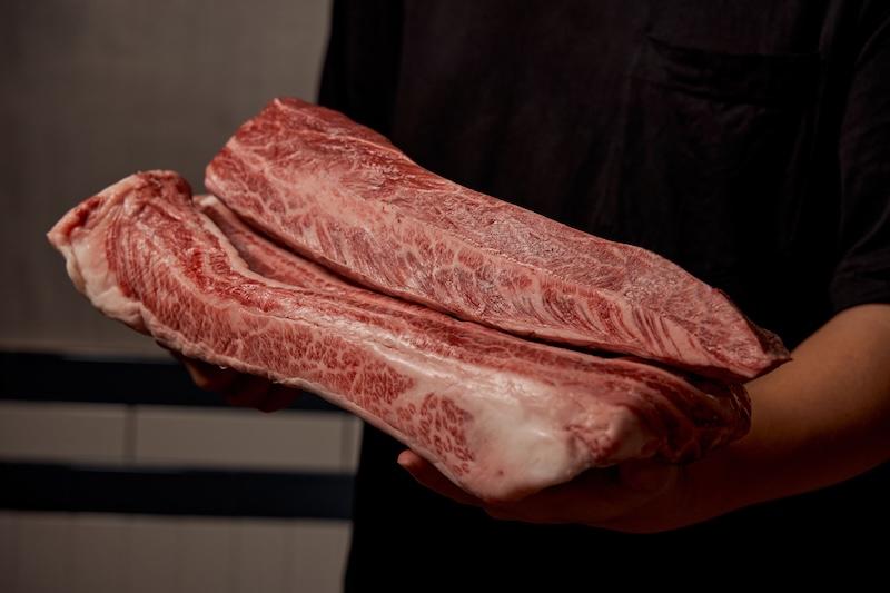 Moo-Lah只選用最高級數1++(No.9)、年齡介乎24至36個月之間的小母牛牛肉,肉質夠嫩滑。