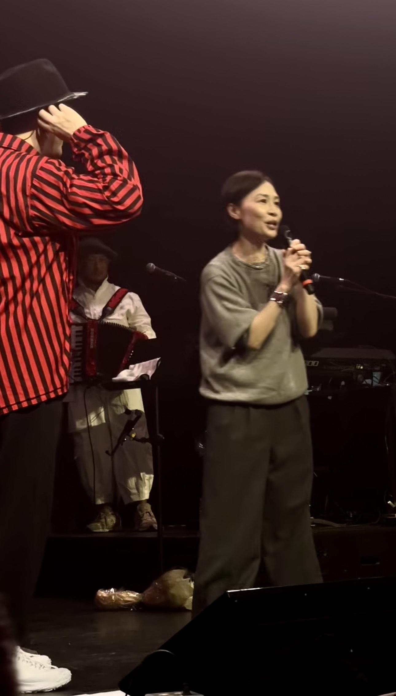 彭羚以素顏示人,打扮低調。