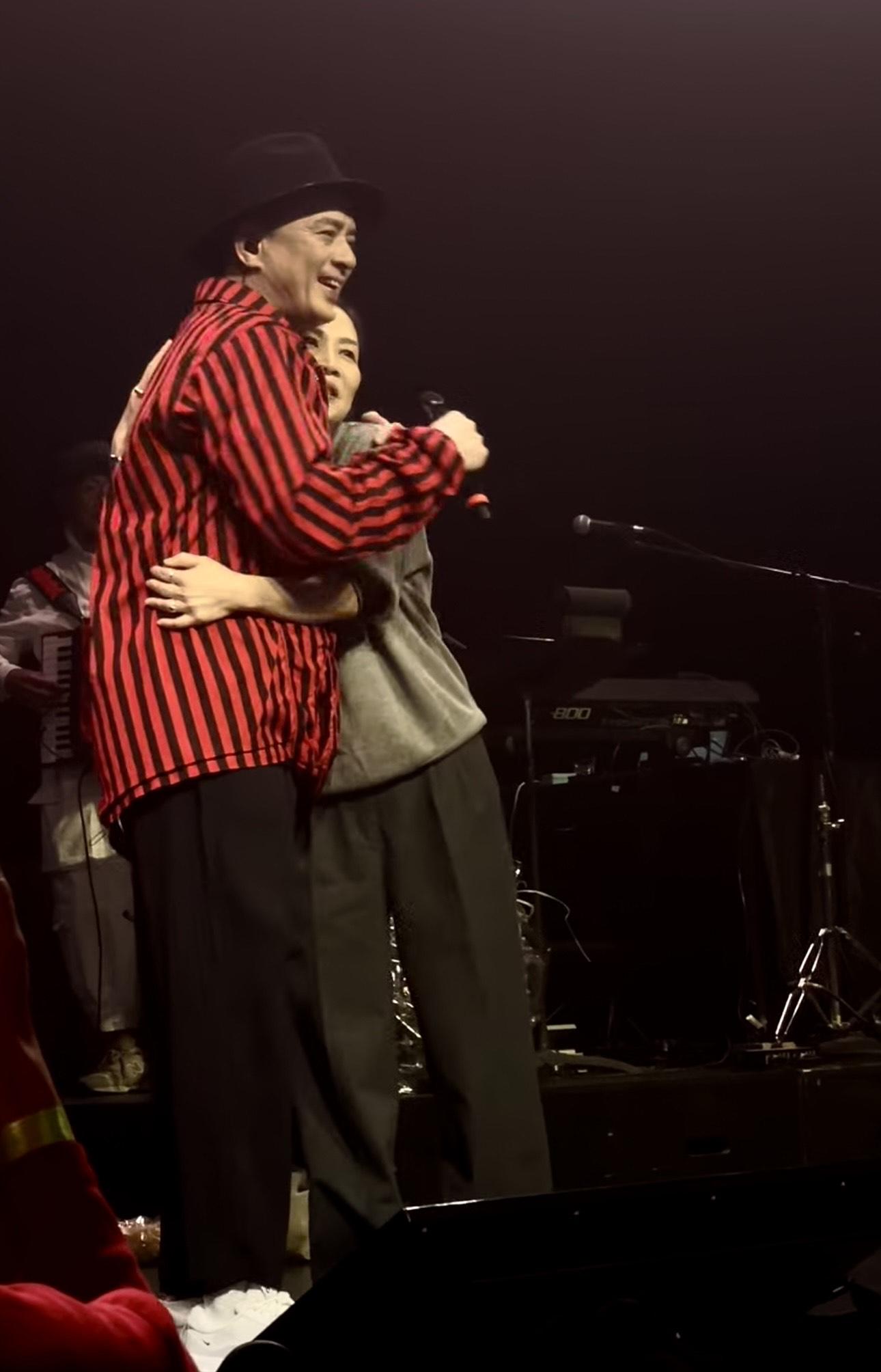 二人互相擁抱,場面溫馨。