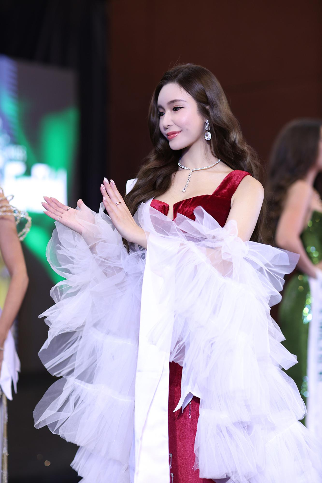 「2024 世界國際華貴小姐」冠軍得主是來自香港的葉昭鷺。