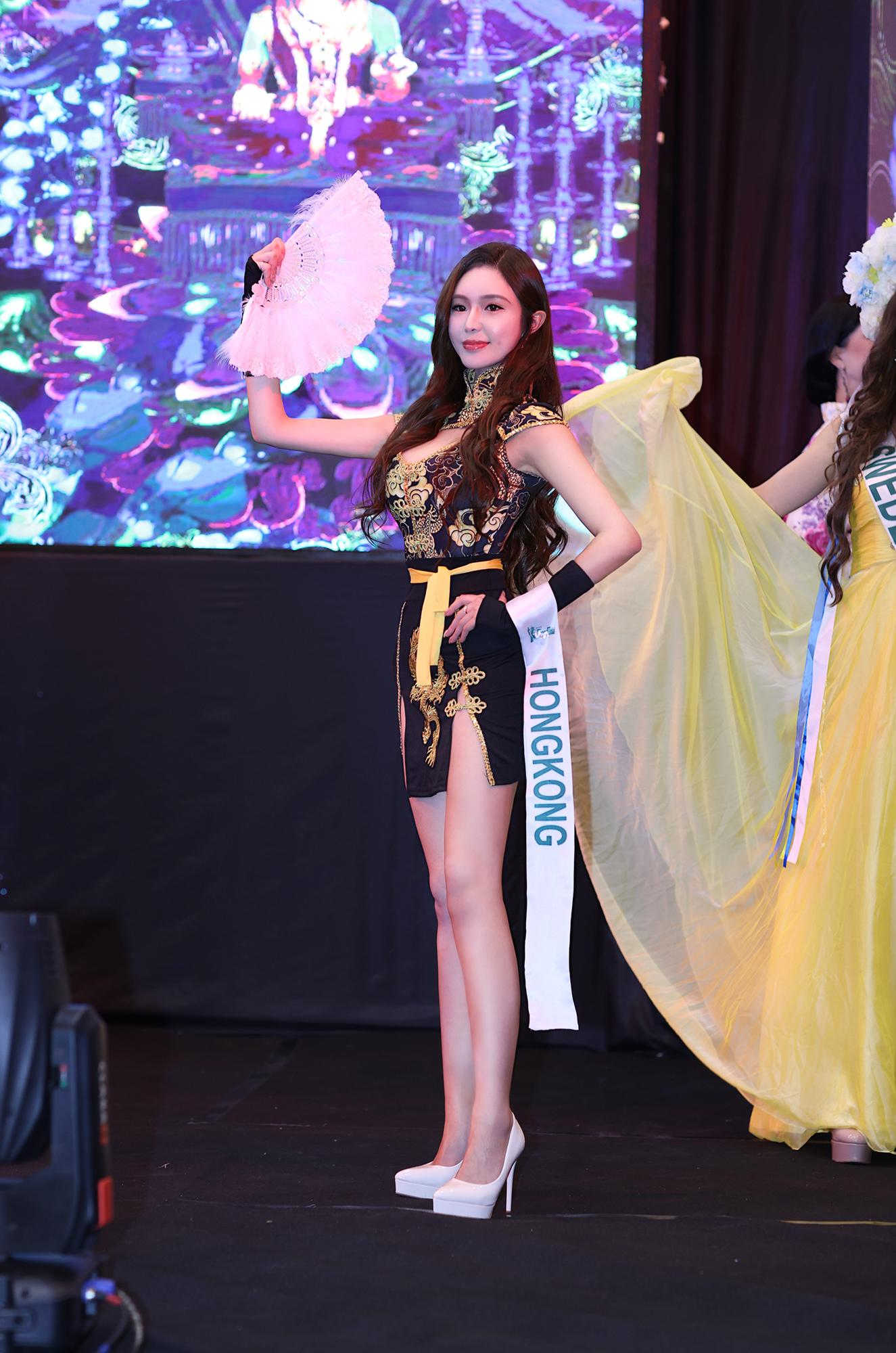 Celia 身高168cm 及34G-26-36驕人魔鬼澎湃身材及天使面孔。