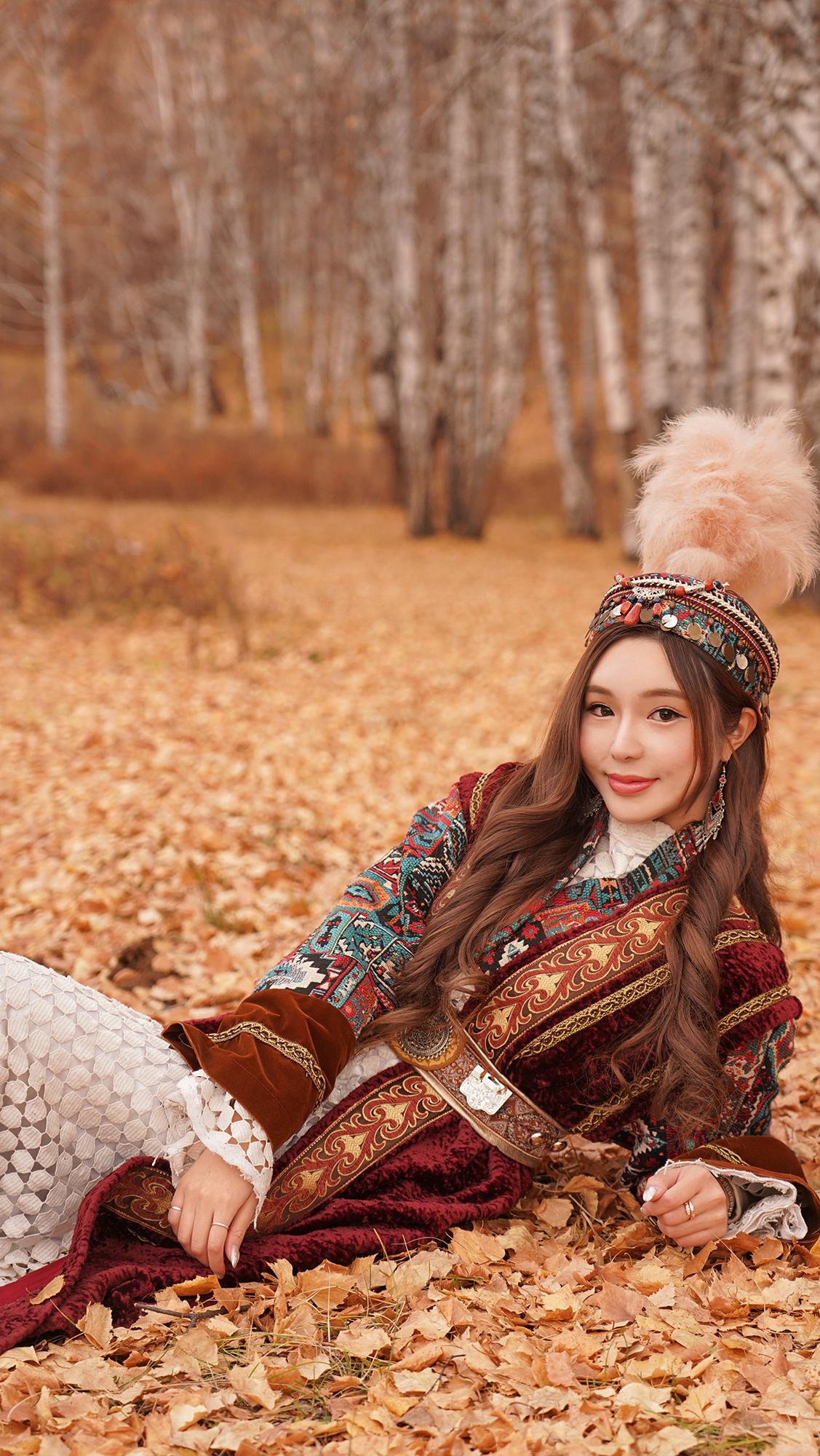 Celia 身高168cm 及34G-26-36驕人魔鬼澎湃身材及天使面孔。