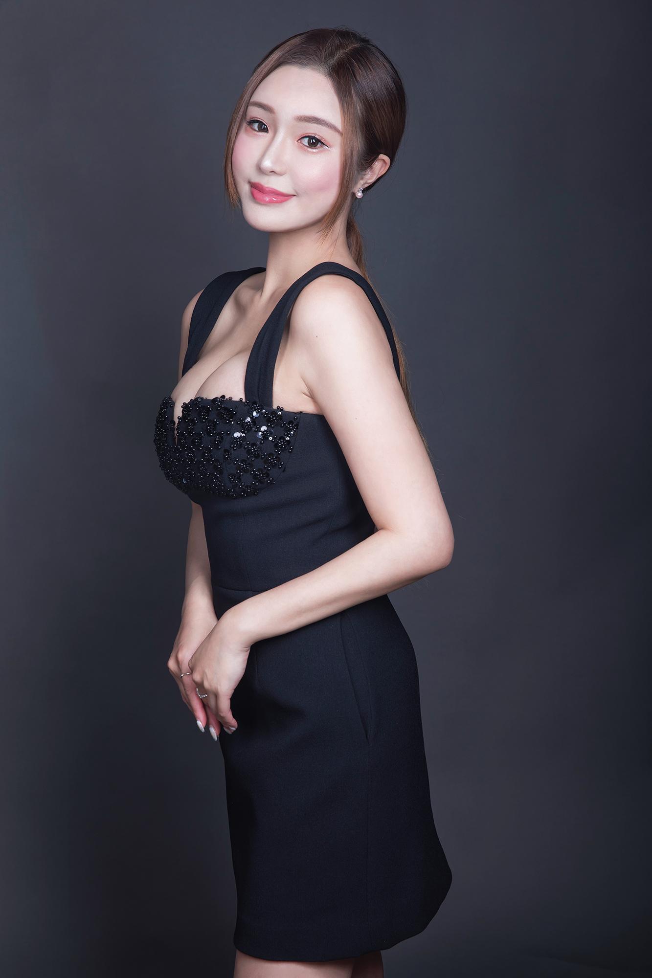 Celia 身高168cm 及34G-26-36驕人魔鬼澎湃身材及天使面孔。