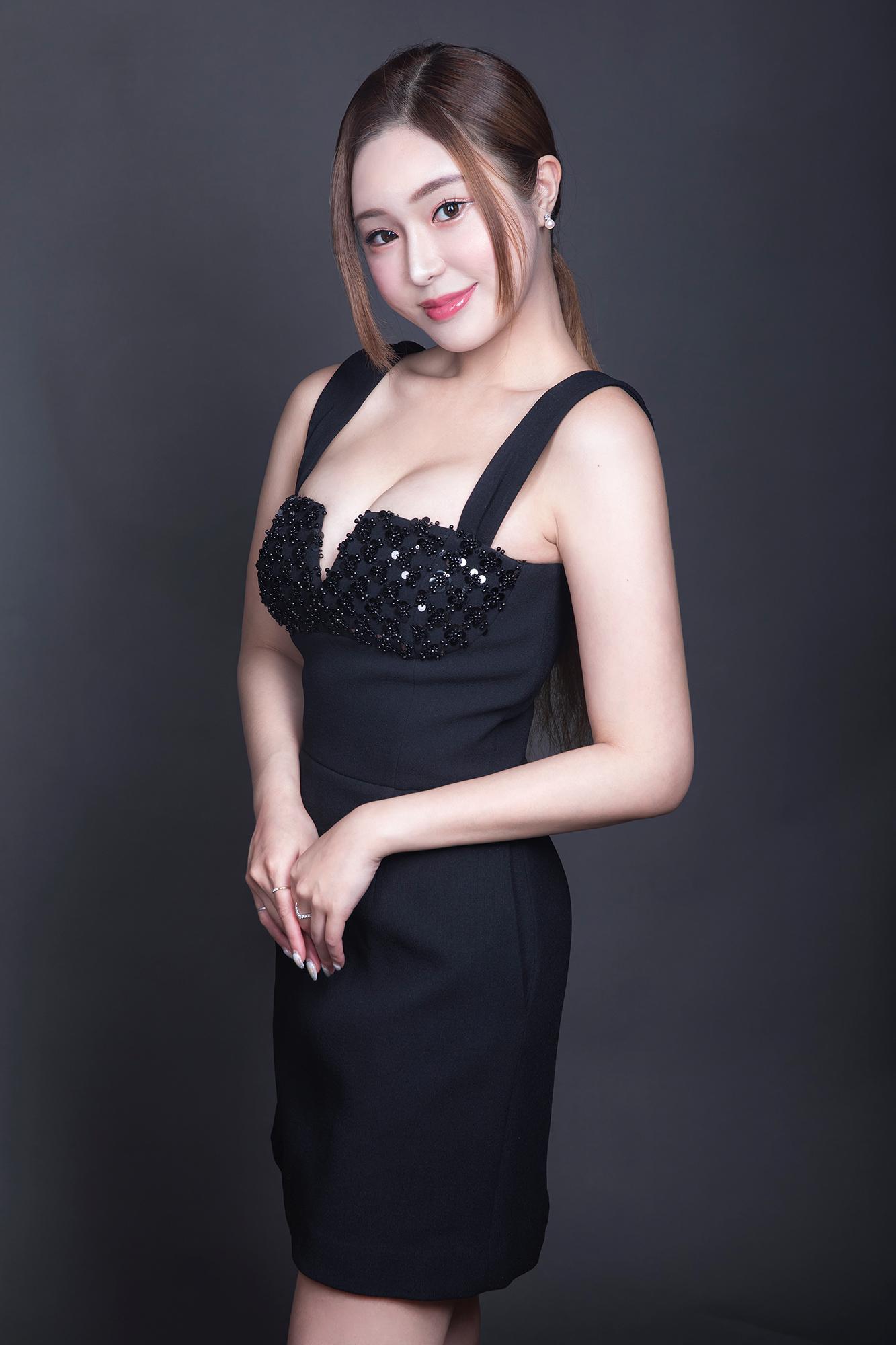 Celia 身高168cm 及34G-26-36驕人魔鬼澎湃身材及天使面孔。