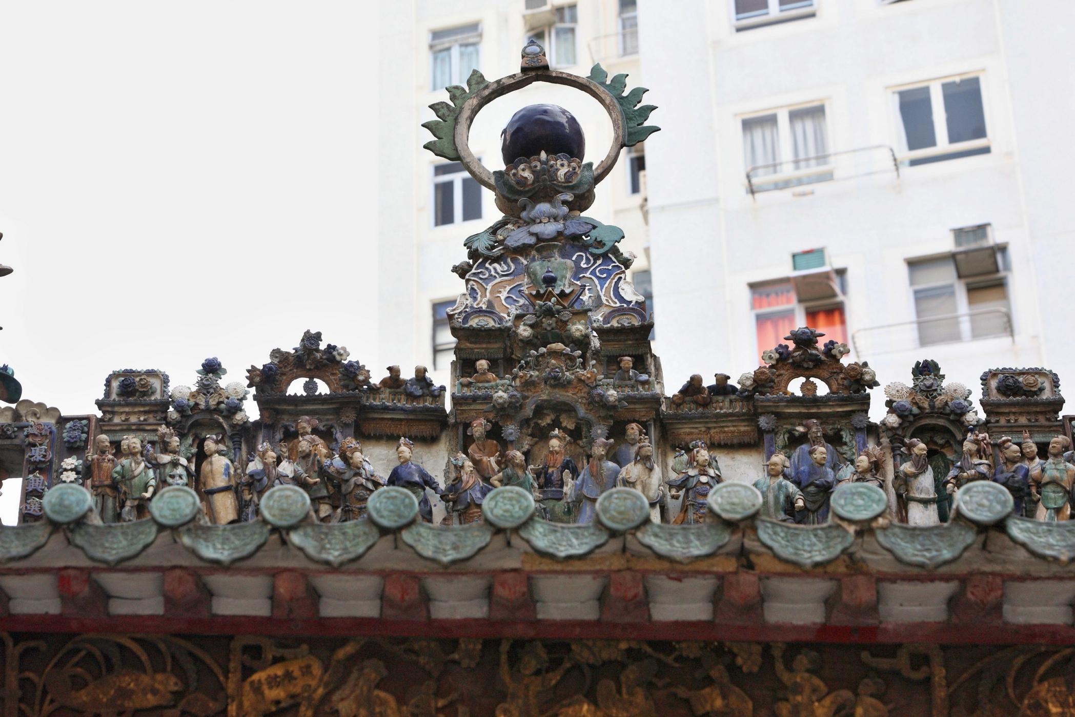 政府今日(十月十日)刊憲,根據《古物及古蹟條例》將位於堅尼地城的魯班先師廟列為法定古蹟。圖示廟宇屋脊的陶塑。(政府新聞處)