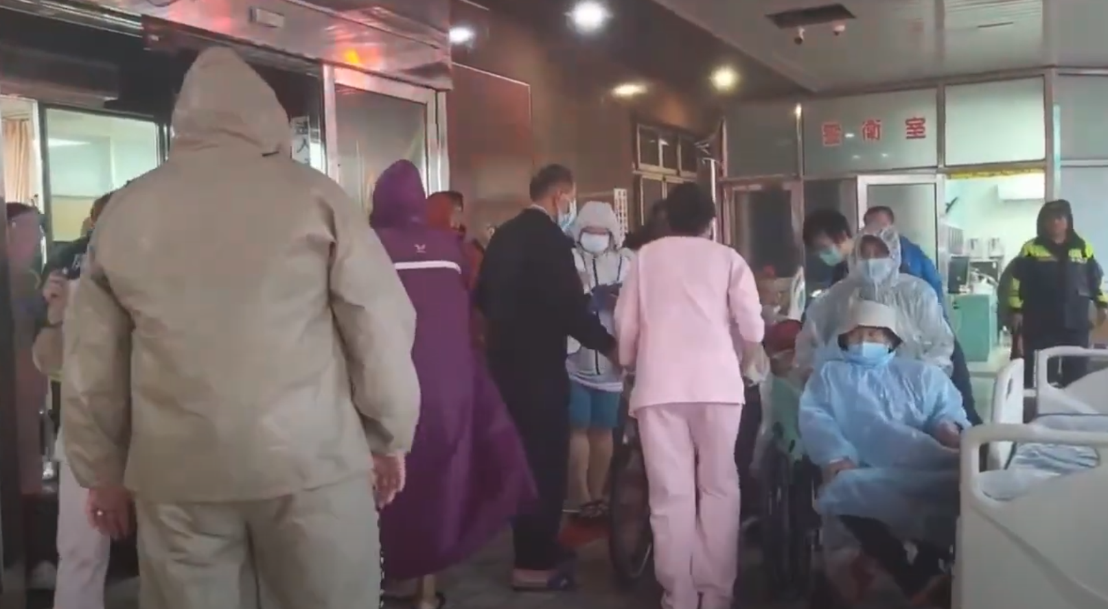 屏東縣一間醫院發生大火,院方緊急疏散醫護及病人(影片截圖)