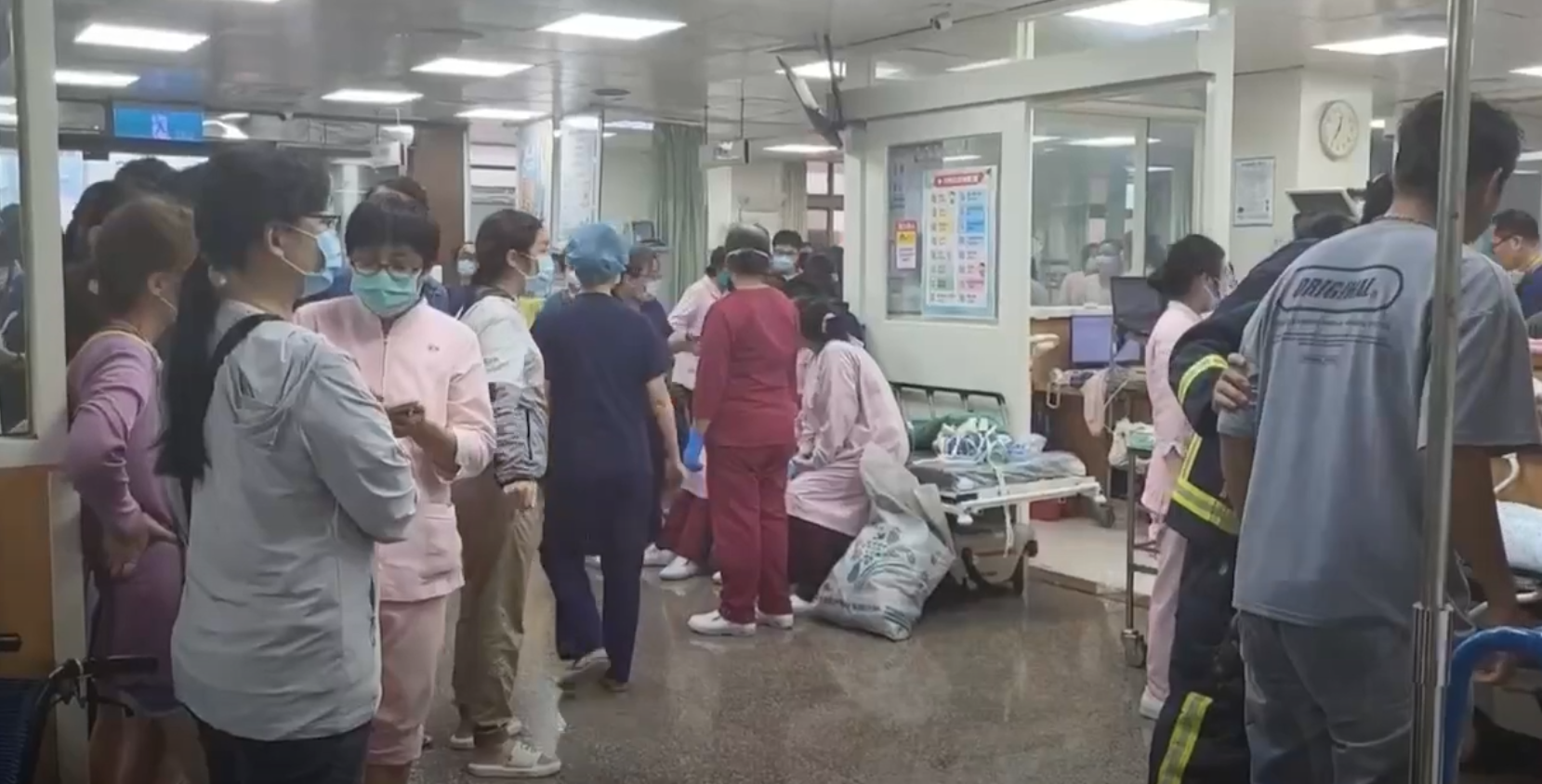 屏東縣一間醫院發生大火,院方緊急疏散醫護及病人(影片截圖)