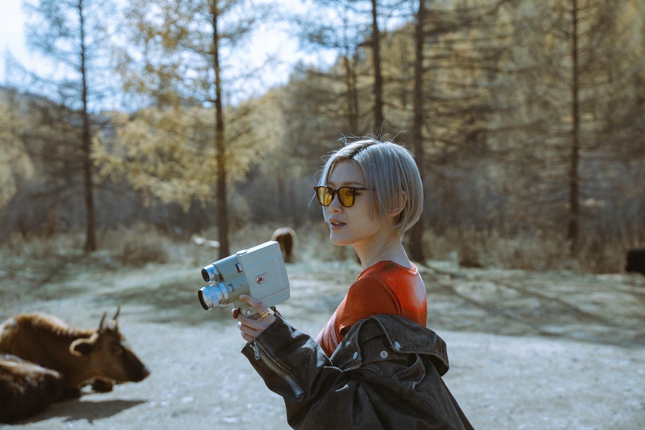 陳蕾坦言遠赴外蒙古為新歌《0.1秒後的世界》拍MV,是乘機揸車旅遊的自肥計劃。