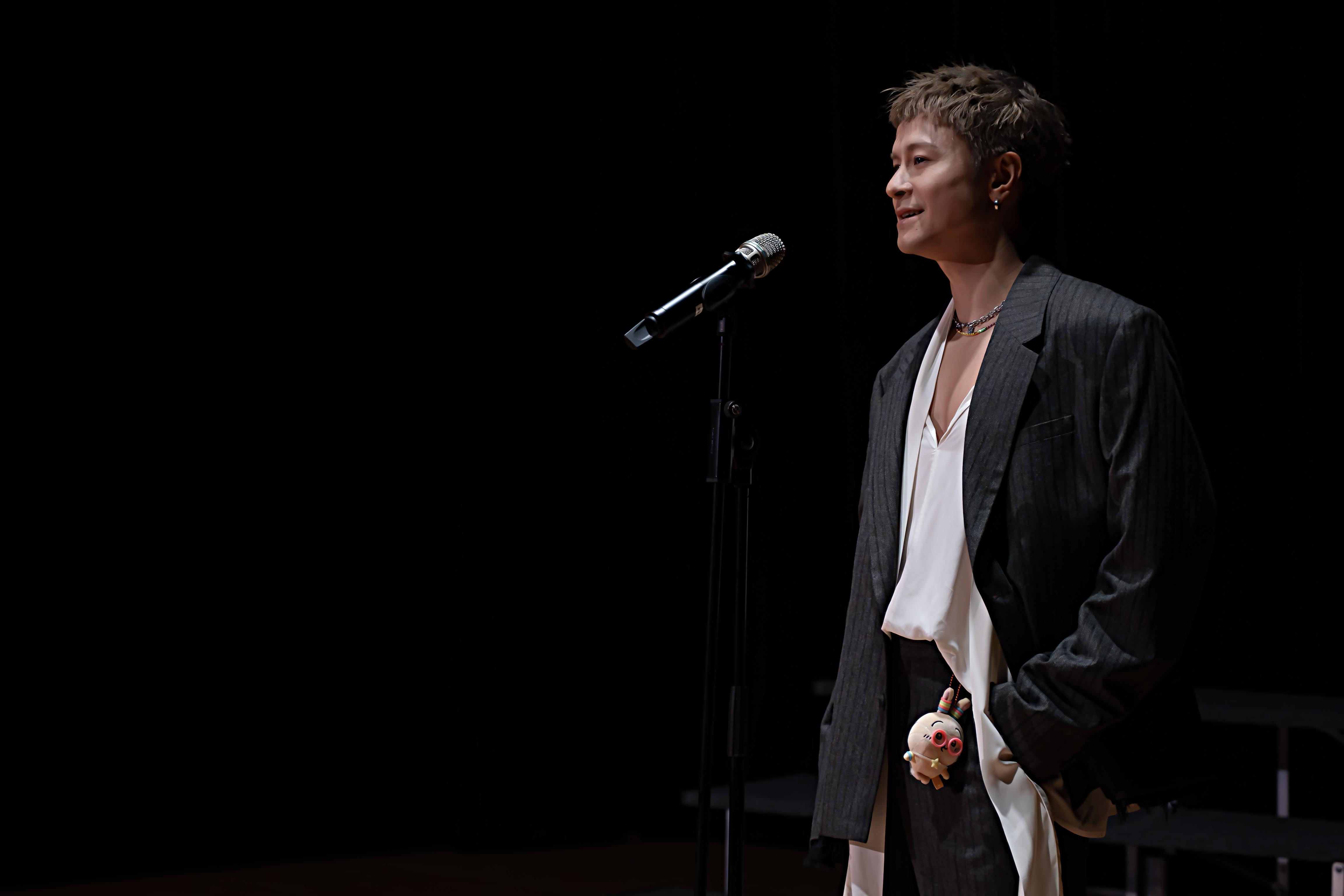 安仔近期迷上Chiikawa的Usagi ,帶著歌迷送的掛飾拍MV。