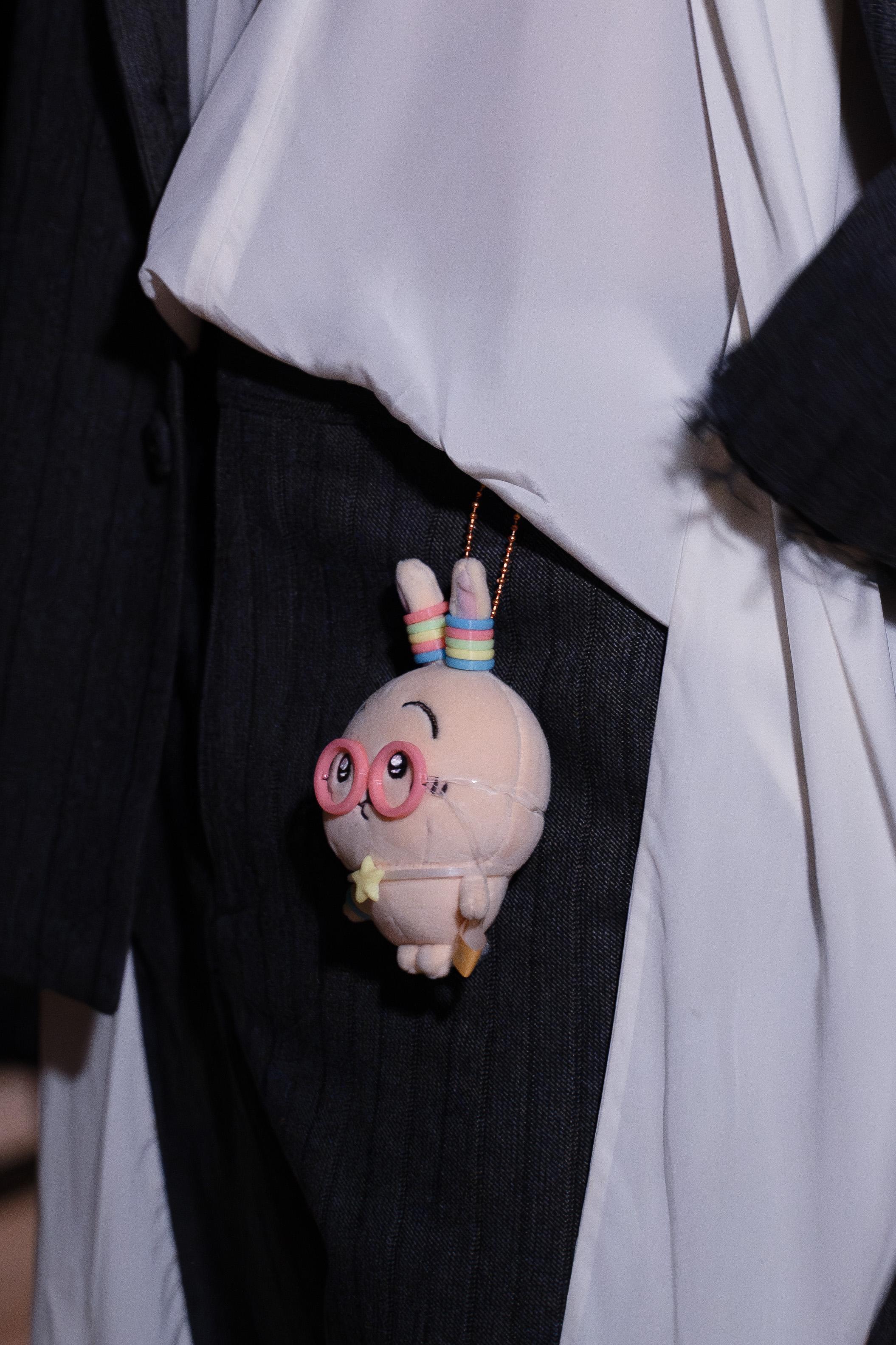 安仔近期迷上Chiikawa的Usagi ,帶著歌迷送的掛飾拍MV。