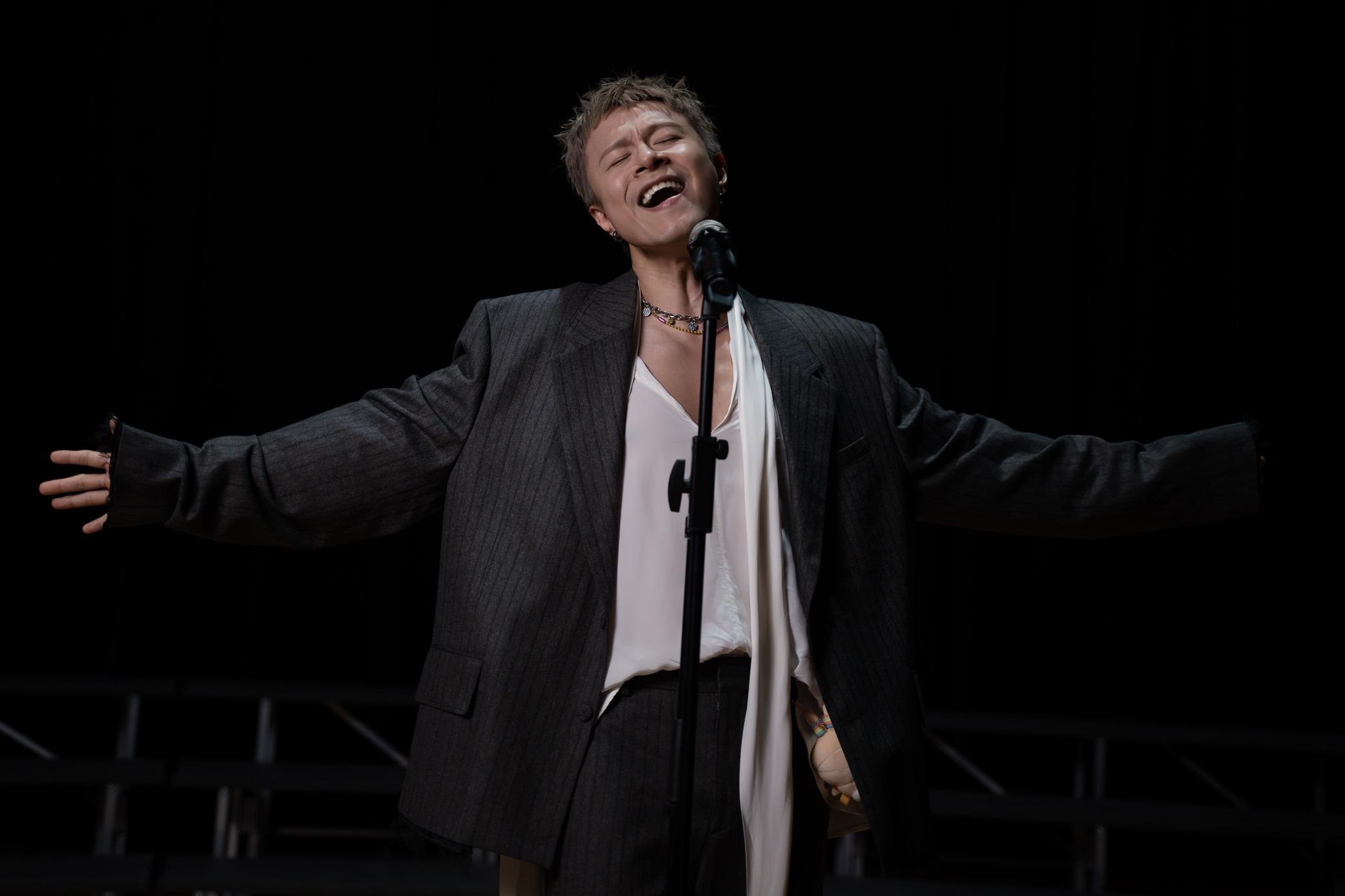 安仔近期迷上Chiikawa的Usagi ,帶著歌迷送的掛飾拍MV。