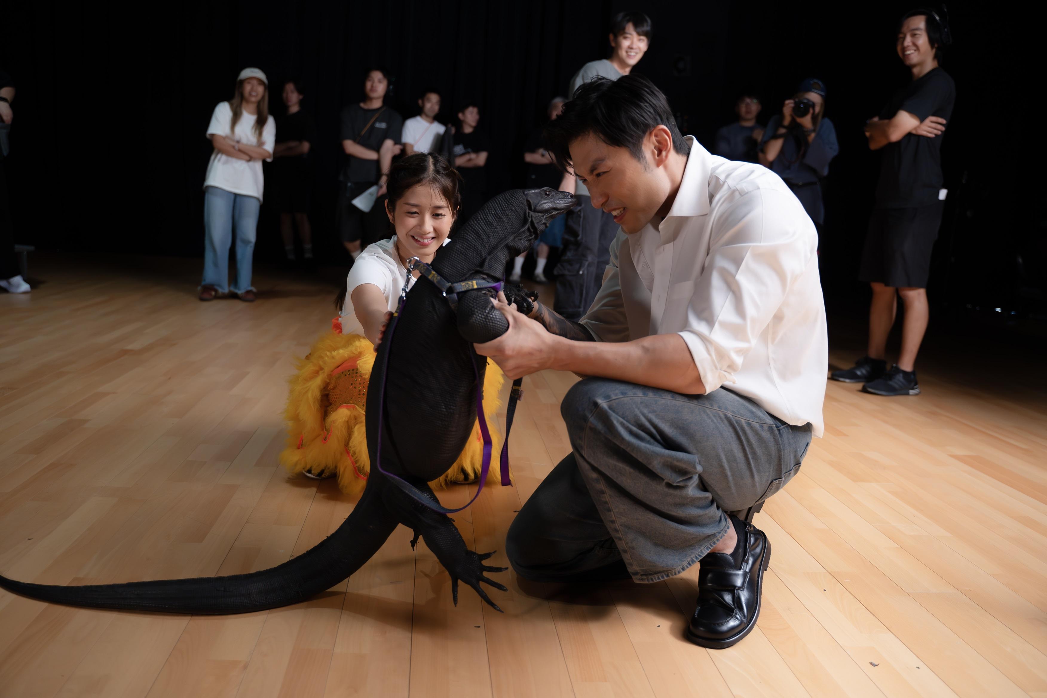 陳健安的健身教練帶同1.8米長蜥蜴,為安仔新歌《我遺和但我不糾正》MV客串。