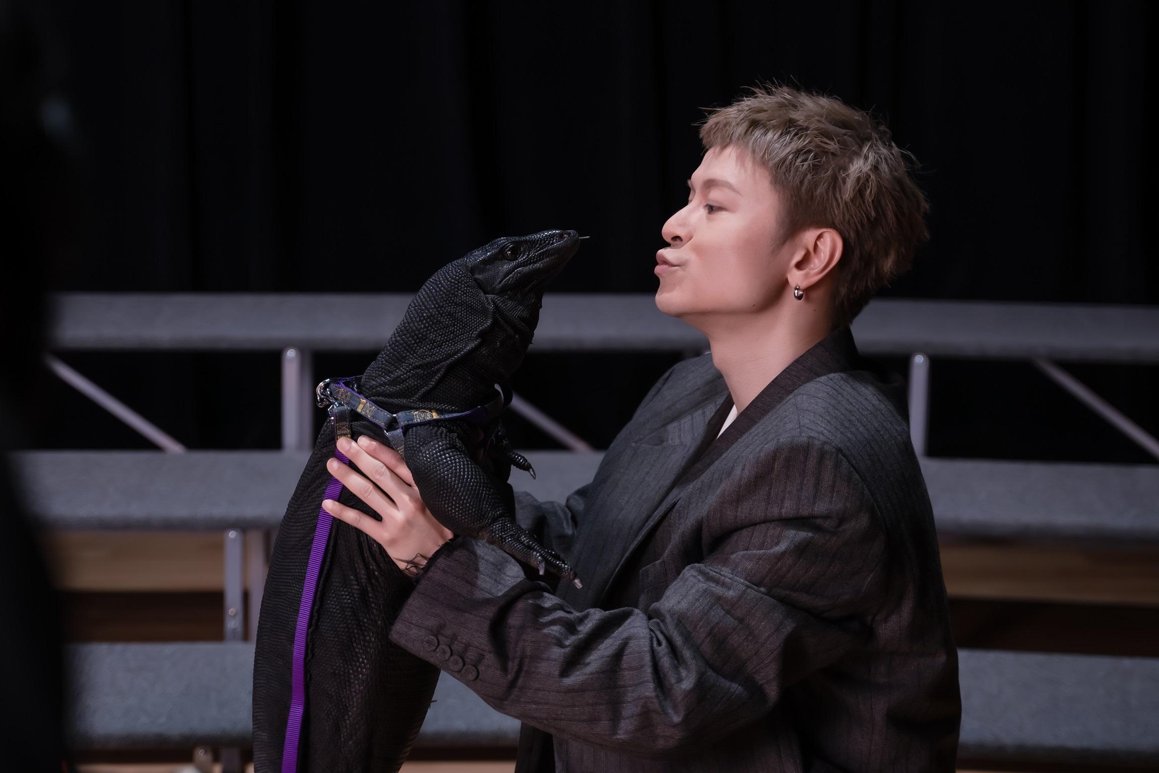 陳健安與1.8米長蜥蜴拍新歌《我遺和但我不糾正》MV,玩得開心投入。